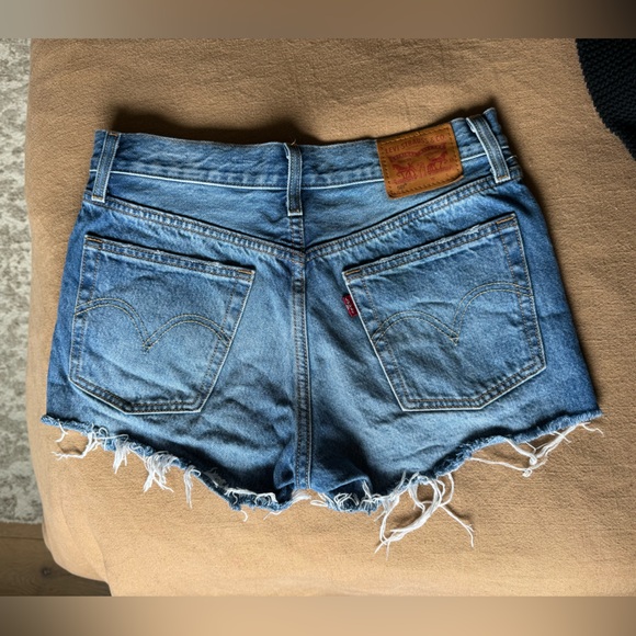 Levi’s 501 Shorts - Picture 2 of 3